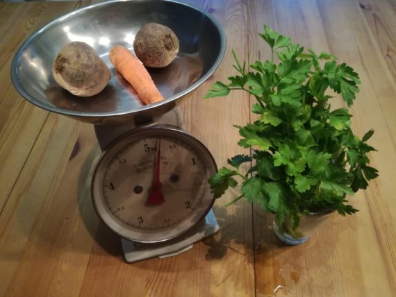 Waage mit roter Bete